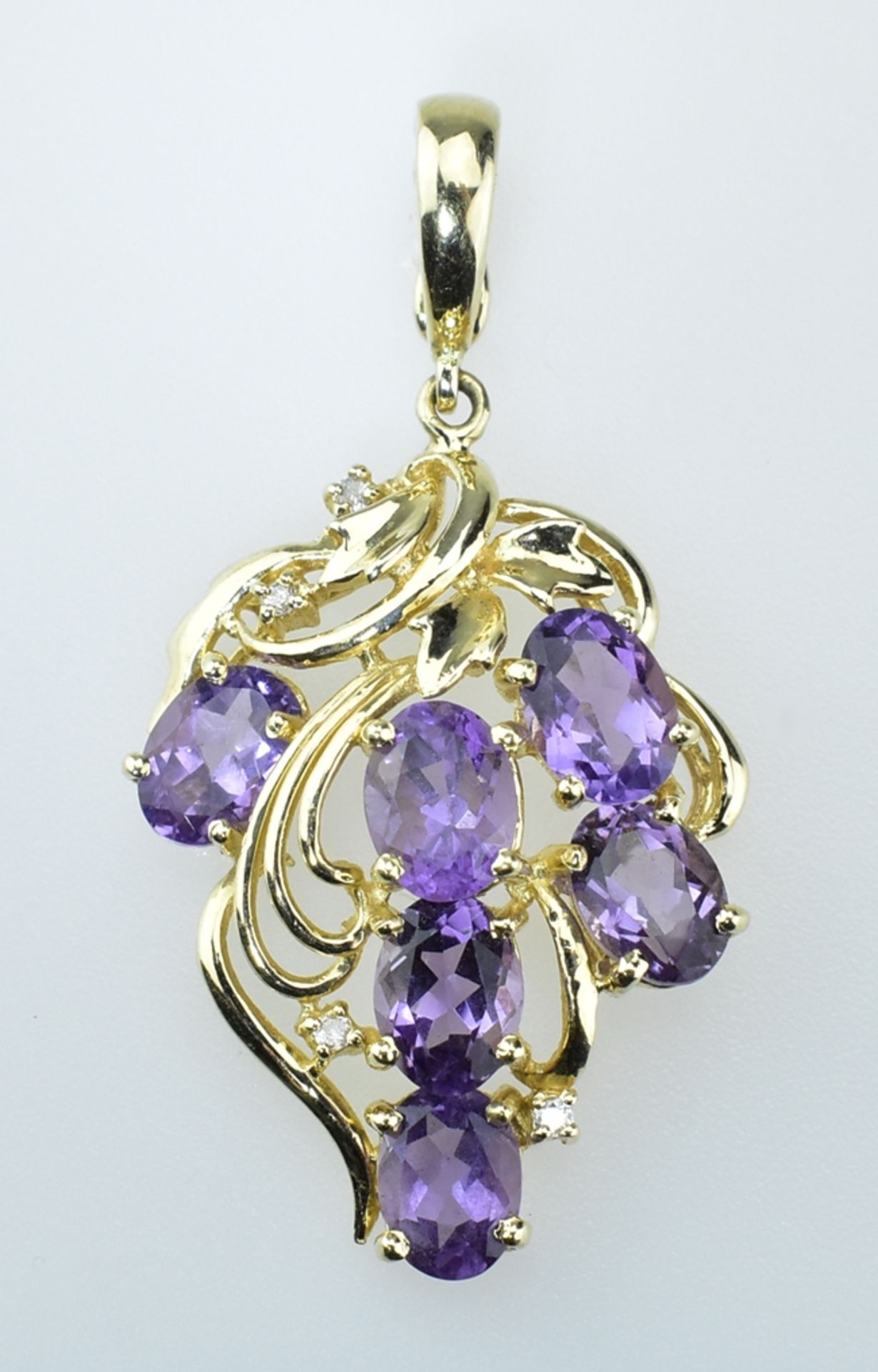 Amethyst-Anhänger. Sechs ovale, facettierte Amethyste. Traubenförmig gefasst mit kl. Diamanten. 14