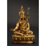 Padmasambhava. In den Händen Vajra und Reliquie. Bronze. H 17 cm