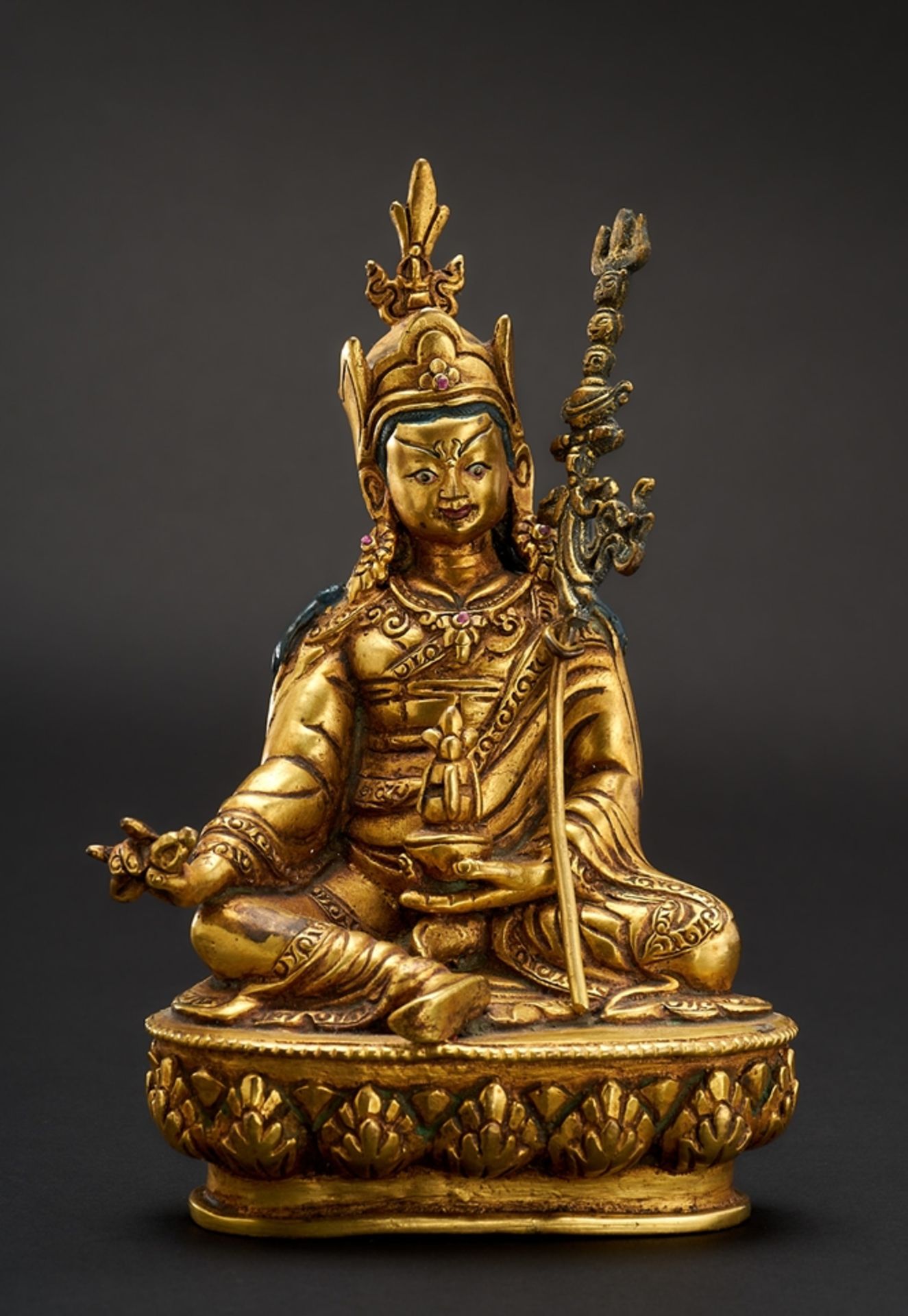 Padmasambhava. In den Händen Vajra und Reliquie. Bronze. H 17 cm