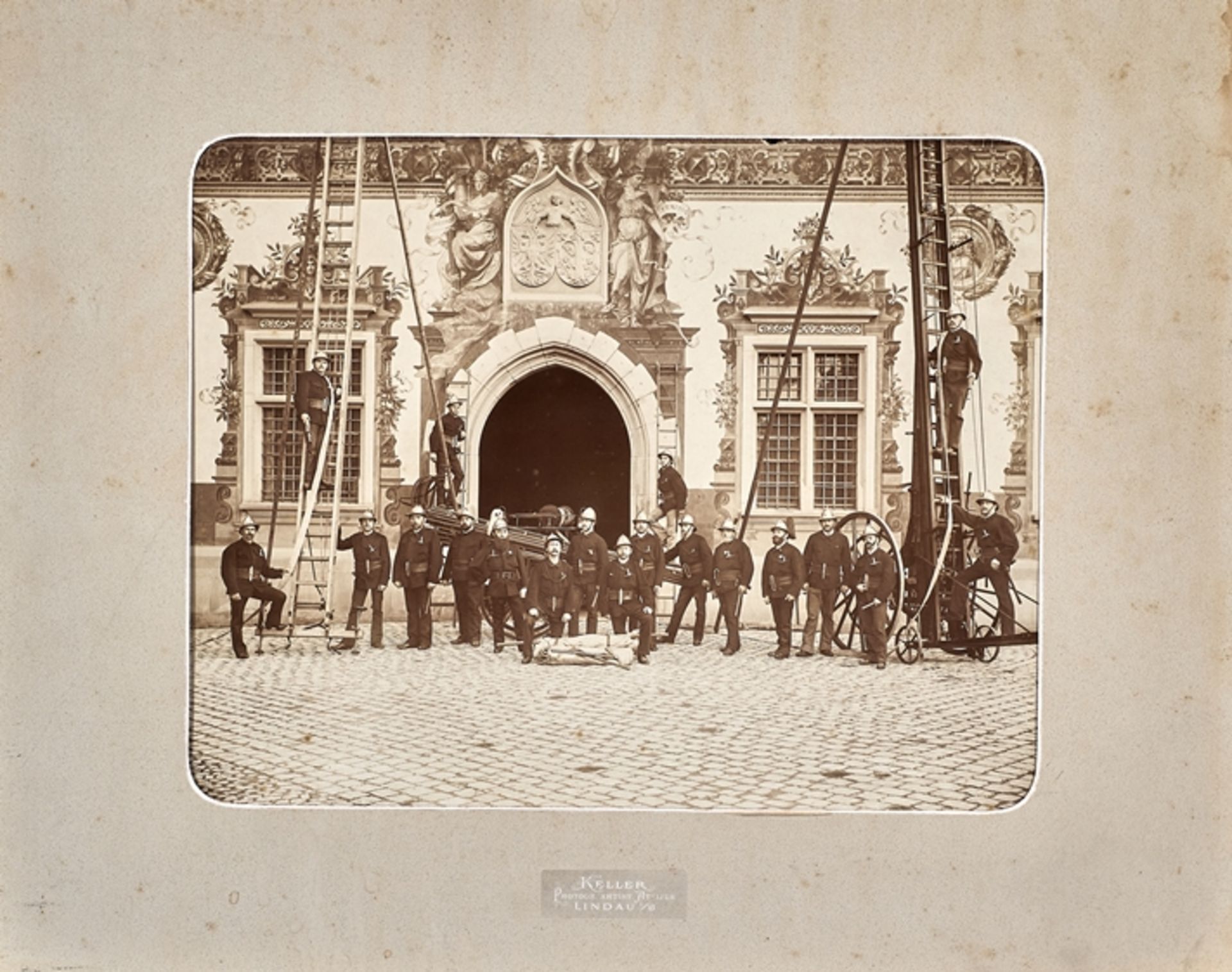 Fotographie der Lindauer Feuerwehr um 1880. Vor dem Südportal des Rathauses. Kontaktabzug 30 x 39