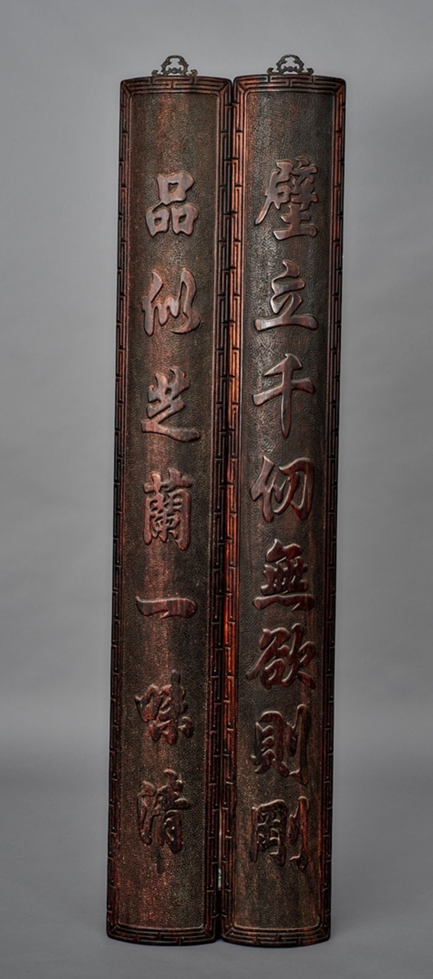Paar Paneele. Gerundet. Kalligraphierelief. China. 196 x 26 cm