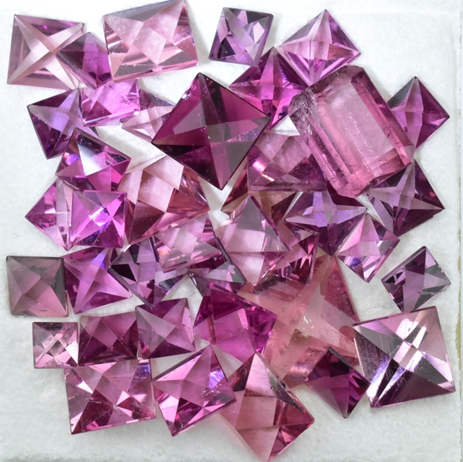 Konvolut rosa Turmaline. Carréschliff. 45 ct.