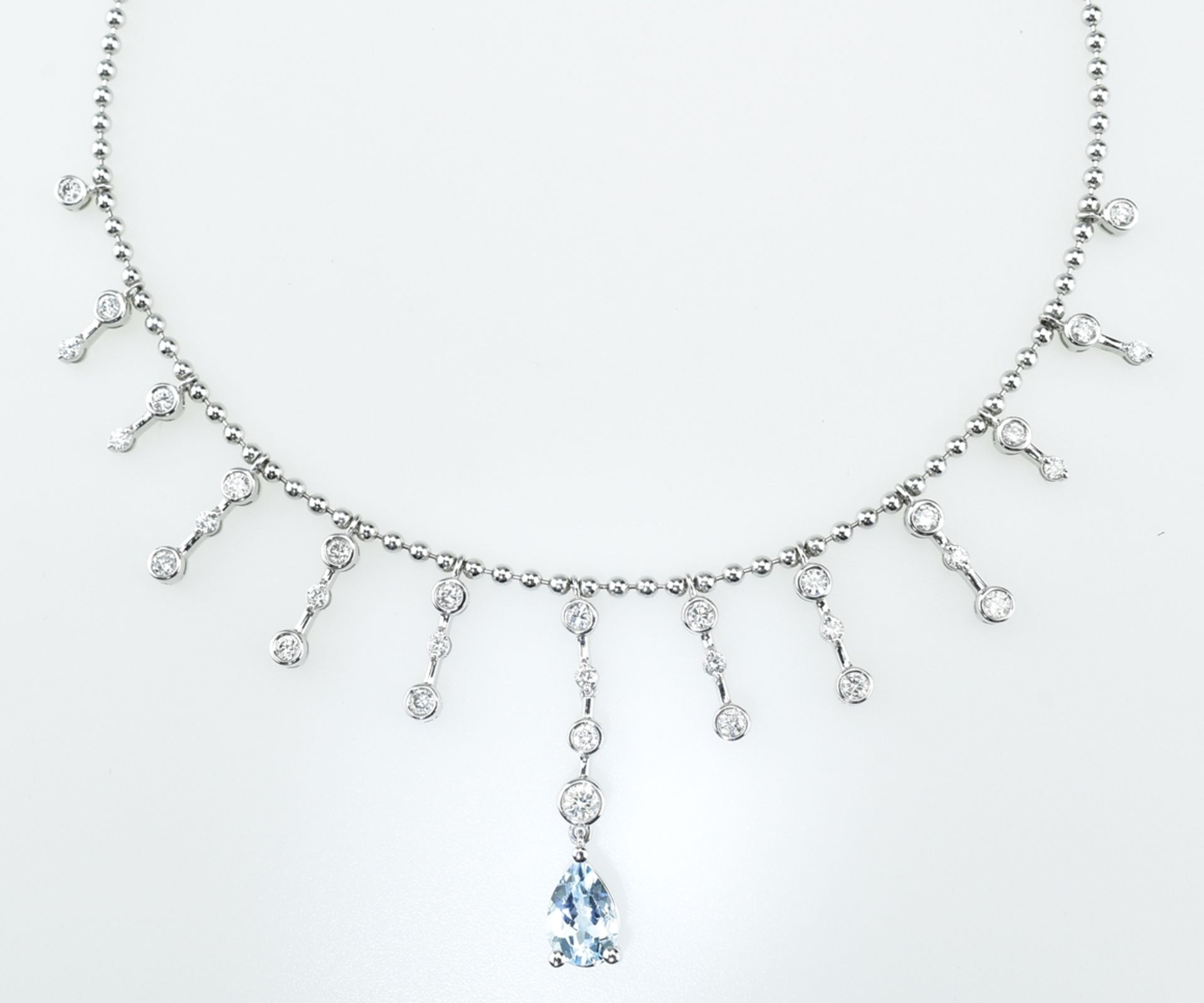 Ungewöhnliches Collier. Brillanten 1,26 ct. sowie Aquamarintropfen 1,29 ct. auf Kugelkette 18 ct., 