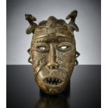 Maske des Ashanti. Gesichtstataurierung zwei Vögel. Gelbguß. Ghana. H 20 cm