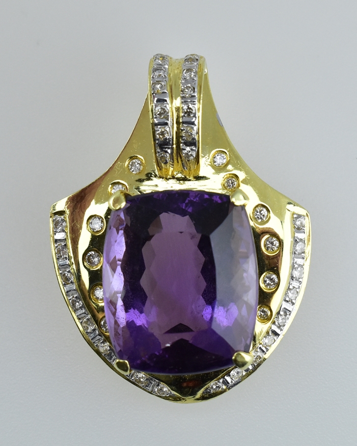 Schildförmiger Amethystanhänger mit kleinen Diamanten. 18 ct. GG. H 3,5 cm