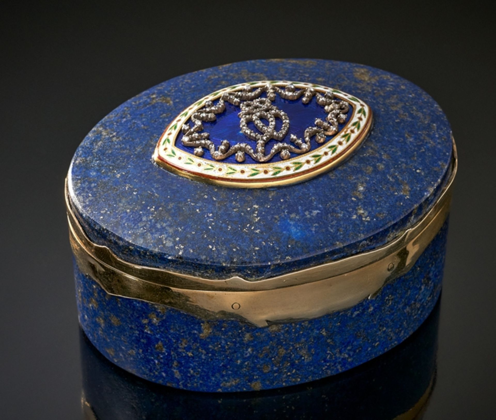 Lapislazuli-Hochzeits-Tabatière. Ovale Dose aus Lapislazuli mit Gold- und Silberbeschlag. Auf dem D