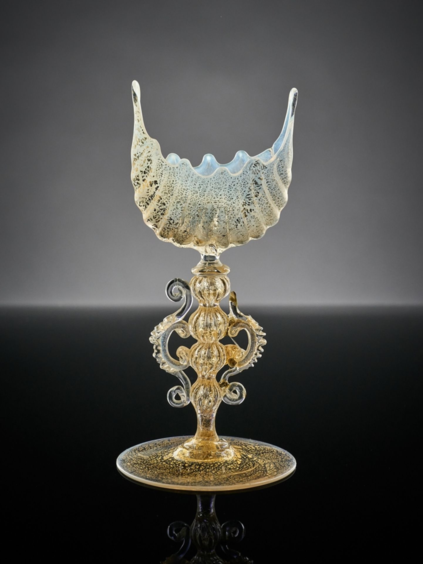 Flügelglas. Goldstaubeinschmelzungen. Murano, 30-er Jahre. Fehlst. H 14,5 cm