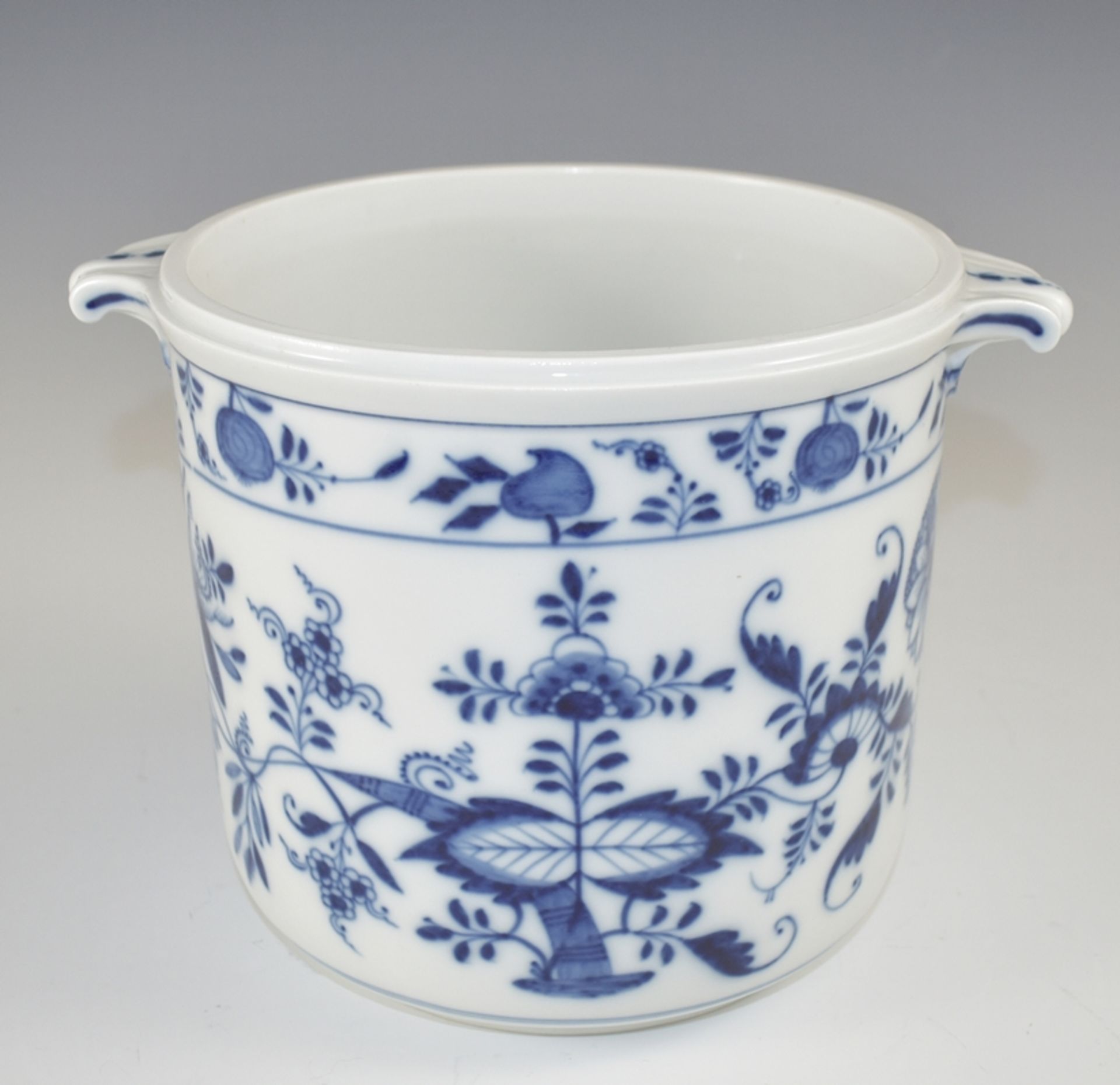 Cachepot. Zwiebelmuster. Blaue Schwertermarke Meissen, vor 1880. H 17 cm