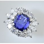 Außergewöhnlicher Ring mit Burma Saphir. Saphir von 5,94 ct. in leuchtendem Blau. Kissenschliff. Ed