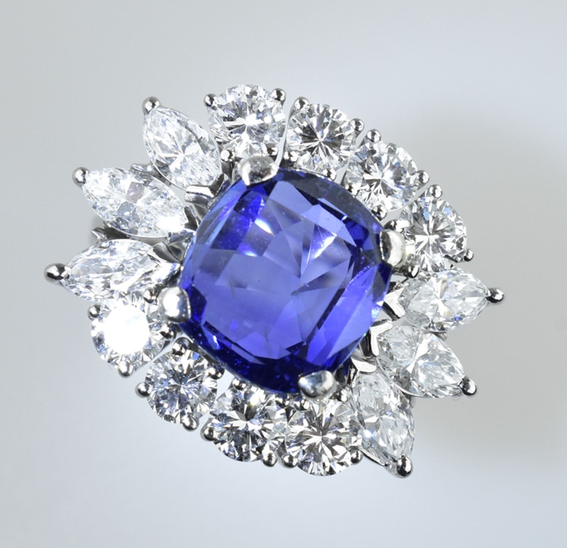 Außergewöhnlicher Ring mit Burma Saphir. Saphir von 5,94 ct. in leuchtendem Blau. Kissenschliff. Ed