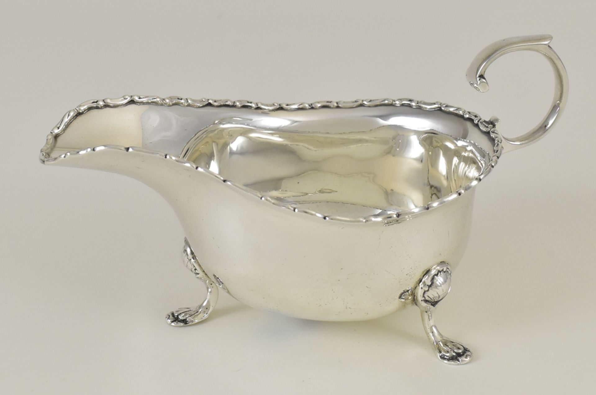 Saucière auf drei Tatzenfüßen. Beschauzeichen London 1912. Meistermarke Pringle u. Sohn. 123 g