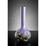 Kleine Vase mit Röhrenhals. Violett mit gekämmtem Dekor. Anf. 20. Jh. H 18 cm