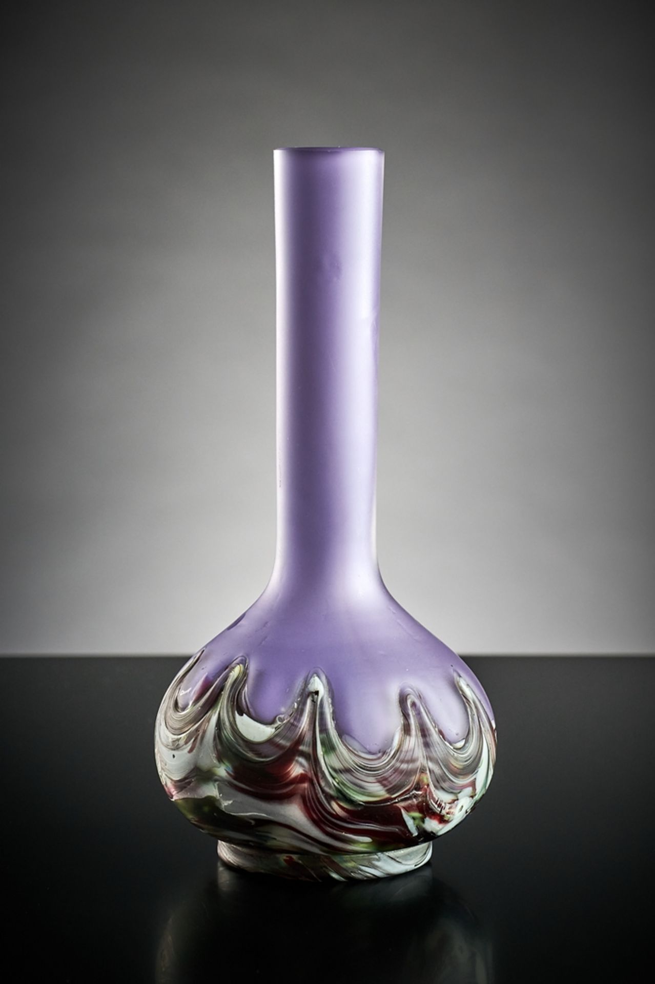 Kleine Vase mit Röhrenhals.  Violett mit gekämmtem Dekor. Anf. 20. Jh. H 18 cm