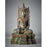 Sitzender Buddha. Getreppter Thronsockel. Dhyana Asana und Bhumisparsa Mudra. Reicher Brust- und K