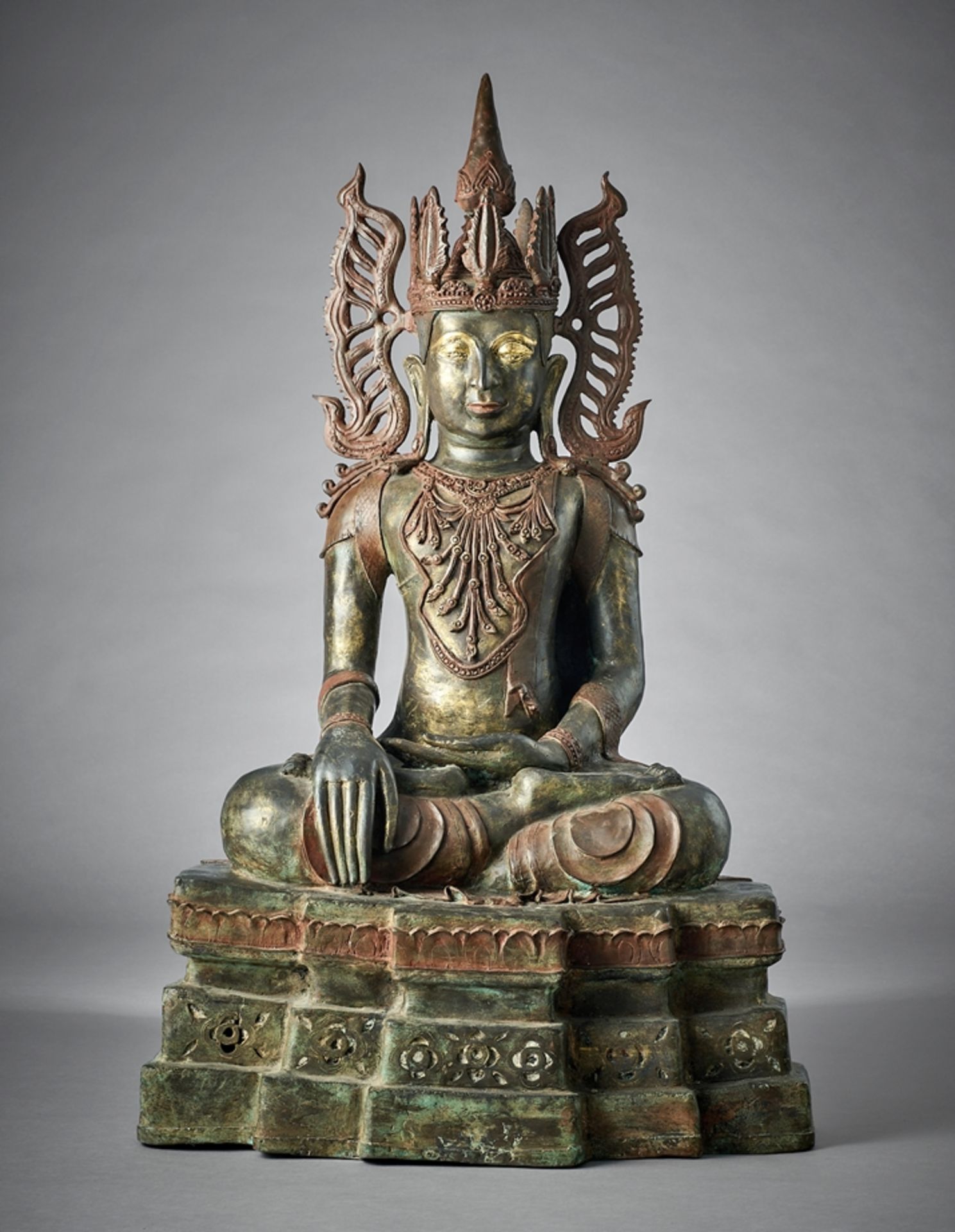 Sitzender Buddha.  Getreppter Thronsockel. Dhyana Asana und Bhumisparsa Mudra. Reicher Brust- und K