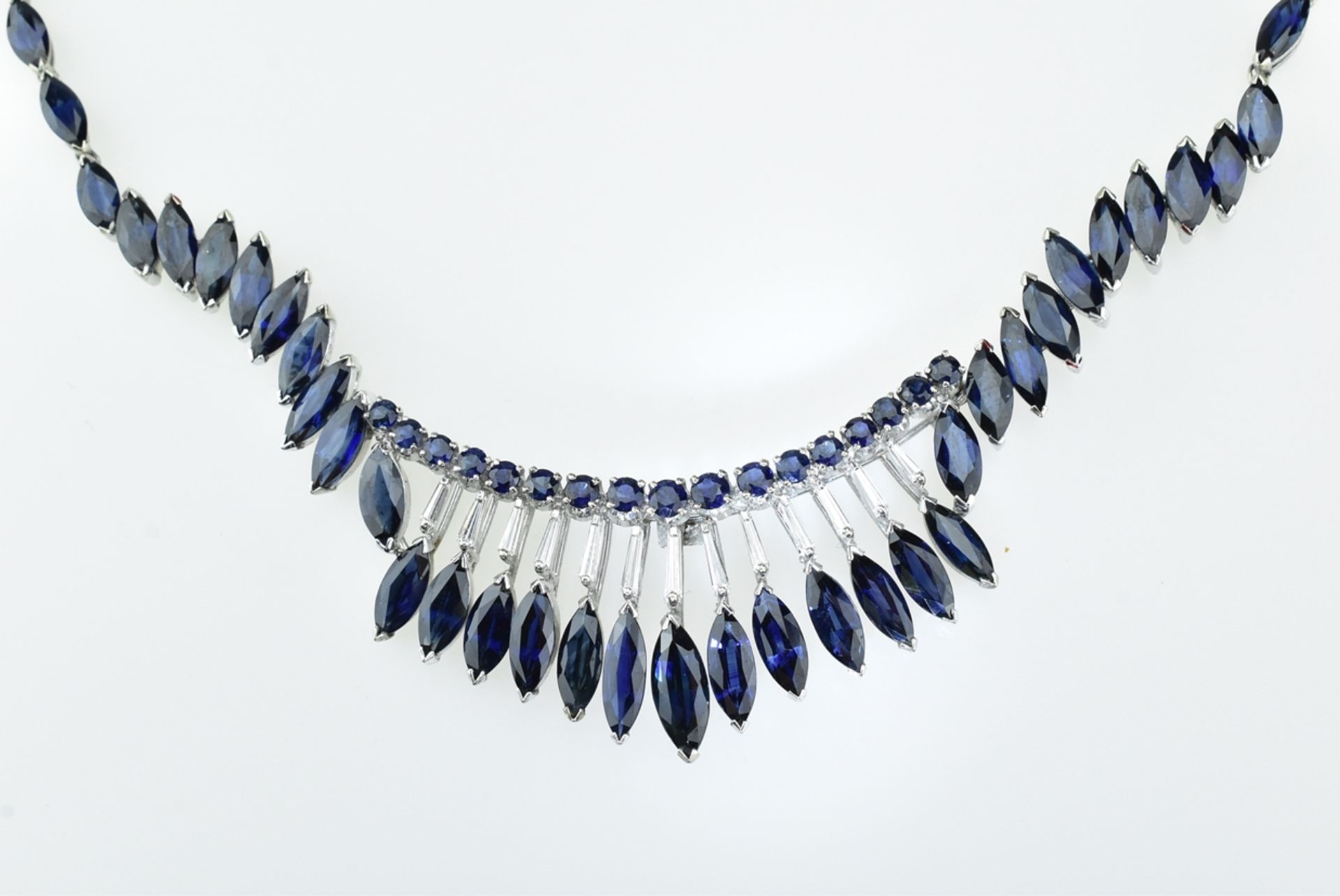 Glamouröses Saphircollier.  Blaue Saphirnavetten ca. 45,69 ct. mit Diamant-Baguetten 0,91 ct. 14 ct - Bild 2 aus 2