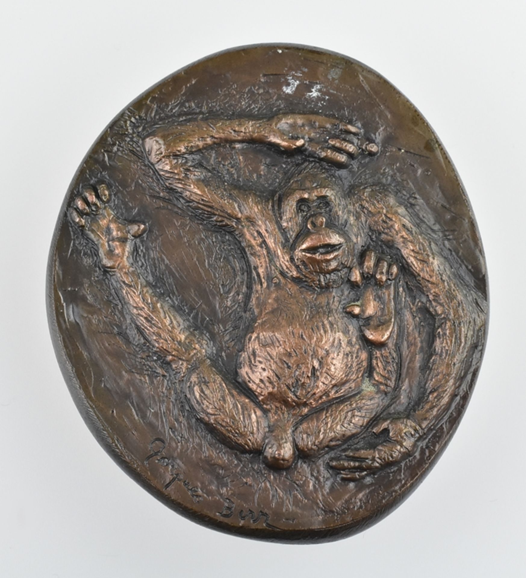 Briefbeschwerer.  Bez. Jaques Birr (1920-2012). Orang Utan-Gesicht. Unterseite ganzfigürlich. Bronz - Bild 2 aus 2