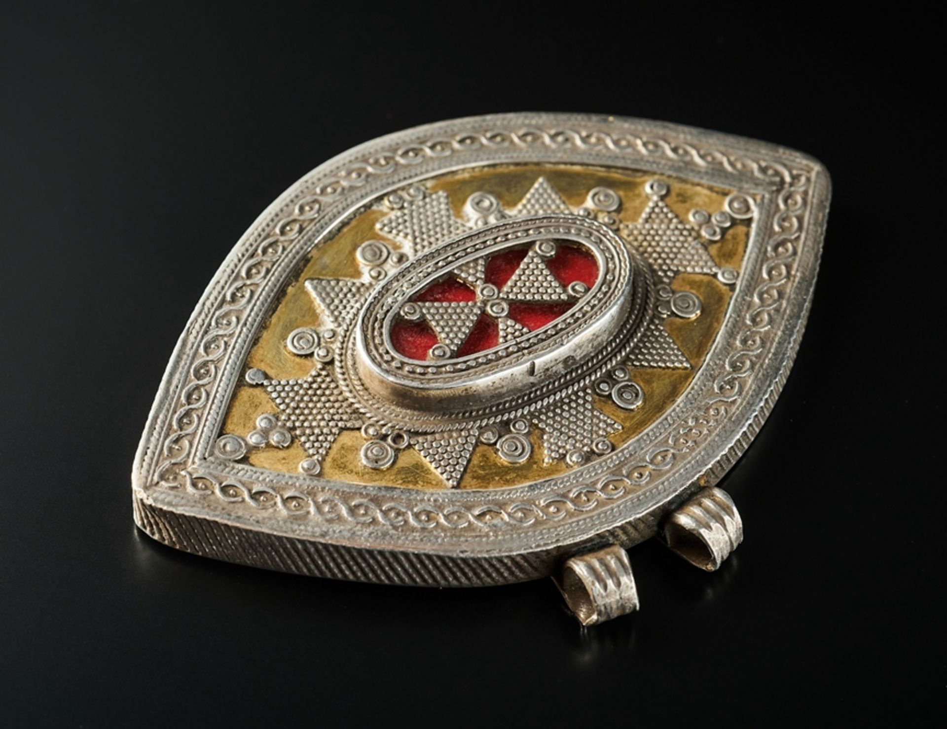 Silber-Amulett. Feine Zierbelötung und Feuervergoldung in Navettform. Turkmenistan. 4,6 x 6,5 cm