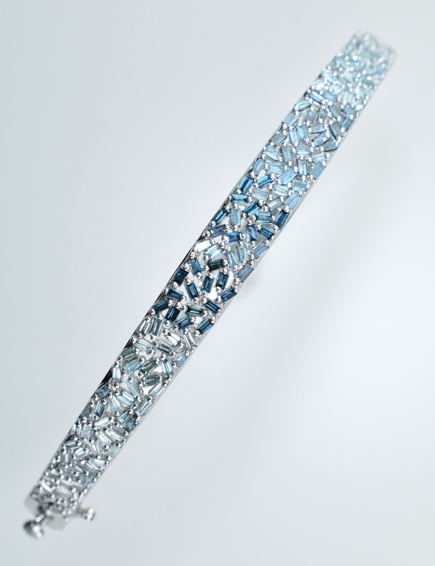 Außergewöhnlicher Diamant-Armreif.  Mit weißen und blauen Diamanten 0,95 ct. 18 ct. WG