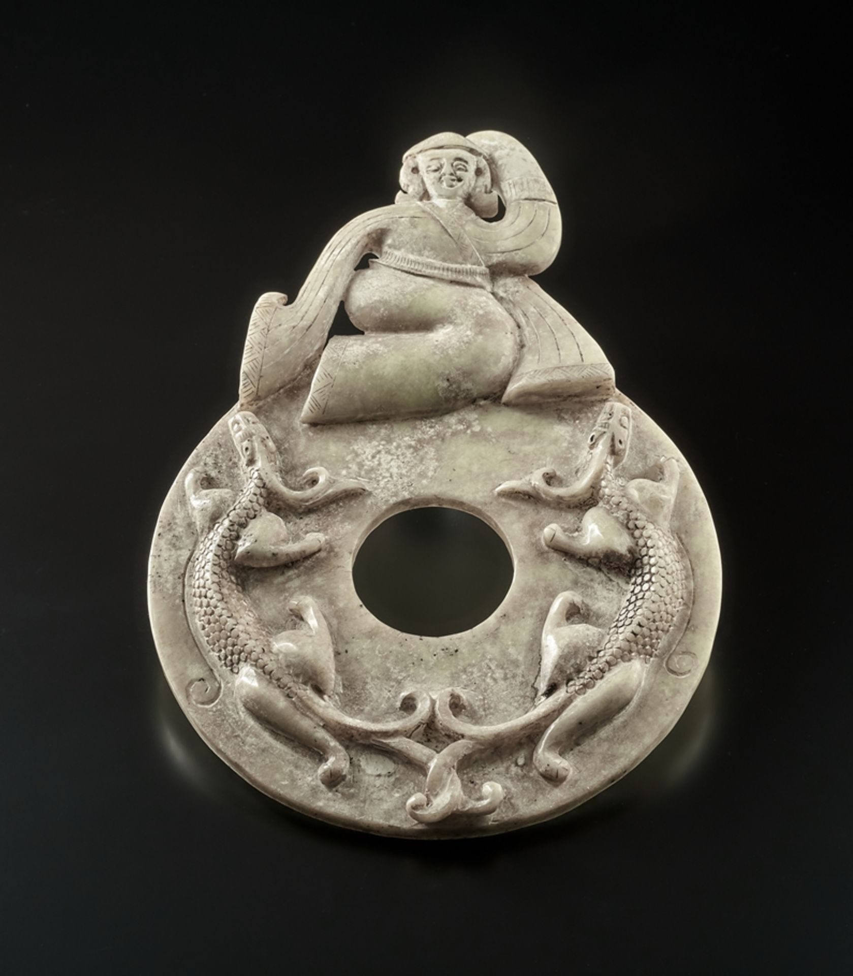 Pi-Scheibe.  Drachen und Tänzerin. Jade. China. H 23 cm