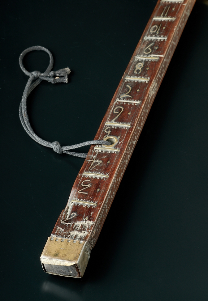 Zollstock 1785. Holz mit Metallinkrustationen. Ornamental verziert, sowie Zahlenskala. Gesamtlänge 