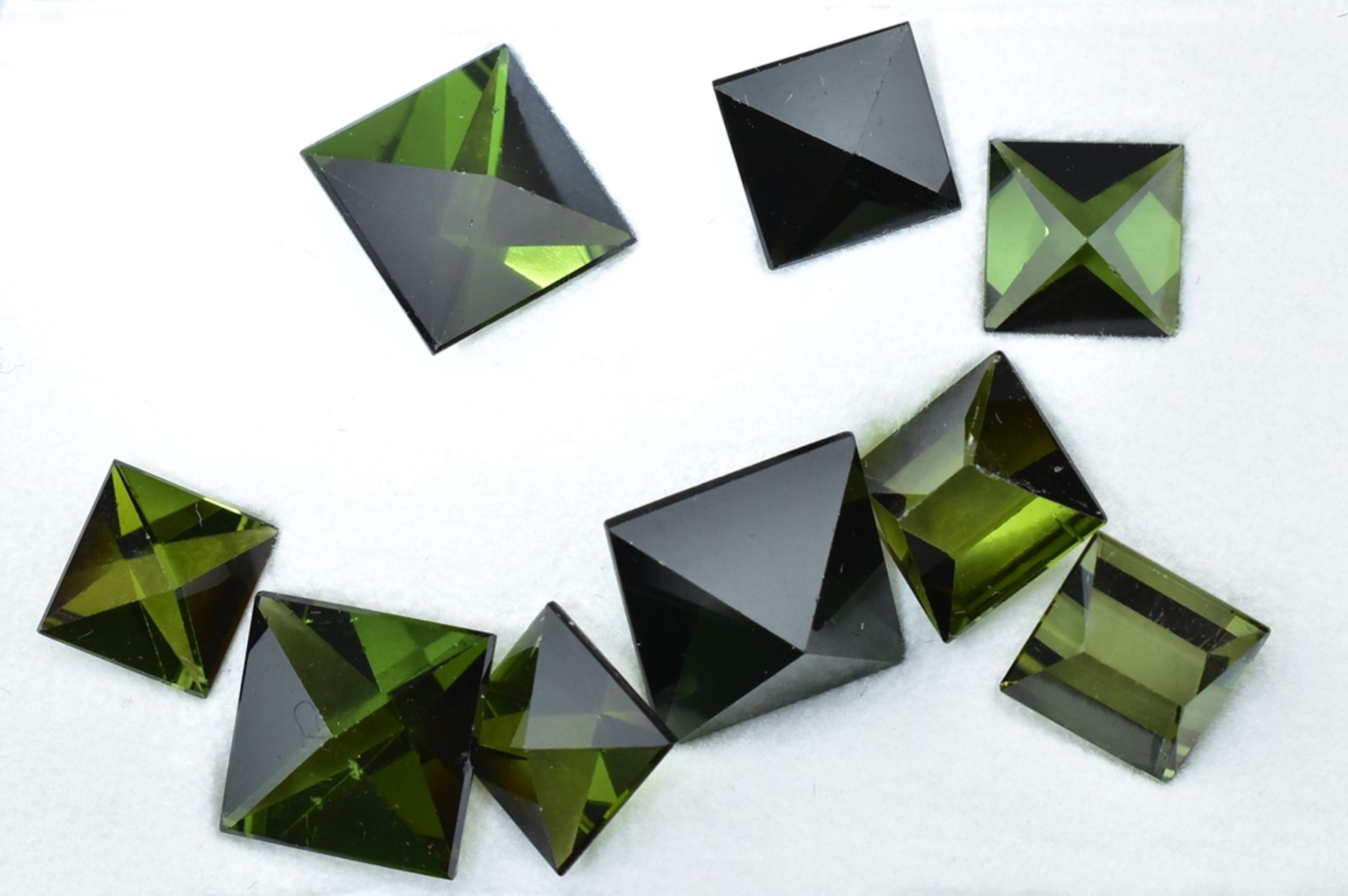 Neun grüne Turmaline.  Quadratisch facettiert. 22 ct.