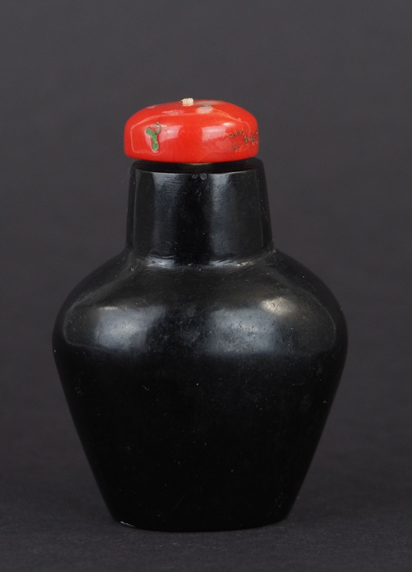 Snuffbottle. Schwarzlack mit Korallstöpsel. China. H 7 cm