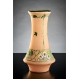 Taillierte Vase. Rosa Beinglas mit Emaille-Bemalung. Stiefmütterchen. Ferdinand Poschingen, Buchen