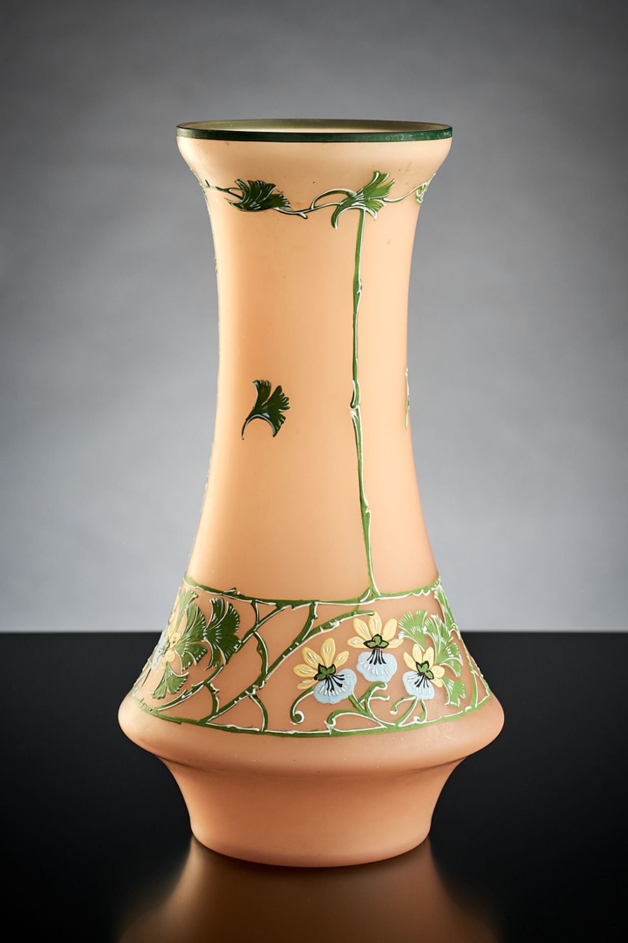 Taillierte Vase.  Rosa Beinglas mit Emaille-Bemalung. Stiefmütterchen. Ferdinand Poschingen, Buchen
