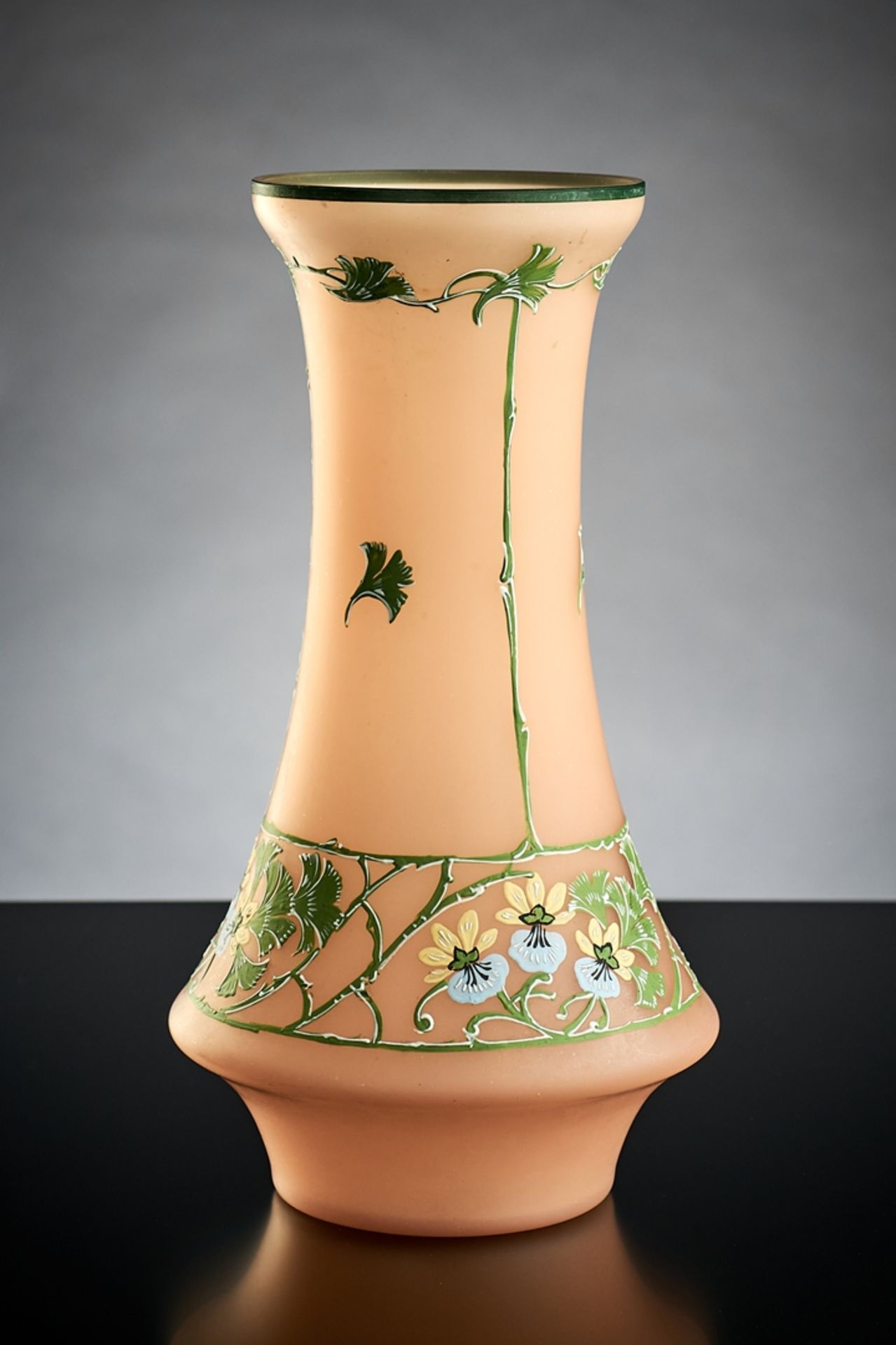 Taillierte Vase. Rosa Beinglas mit Emaille-Bemalung. Stiefmütterchen. Ferdinand Poschingen, Buchen