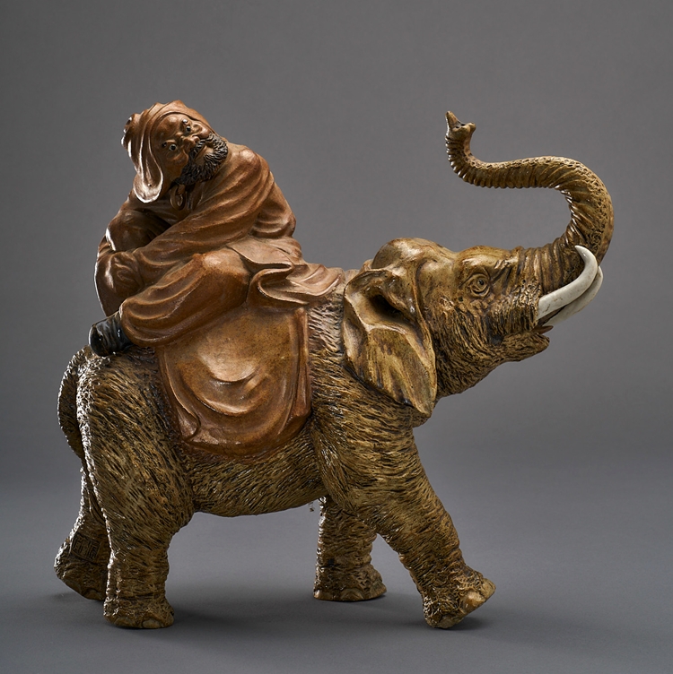 Auf Elefant reitender Daruma als Figurine. Durch Öffnung in Bauch und Ohren als Räuchergefäß zu ver