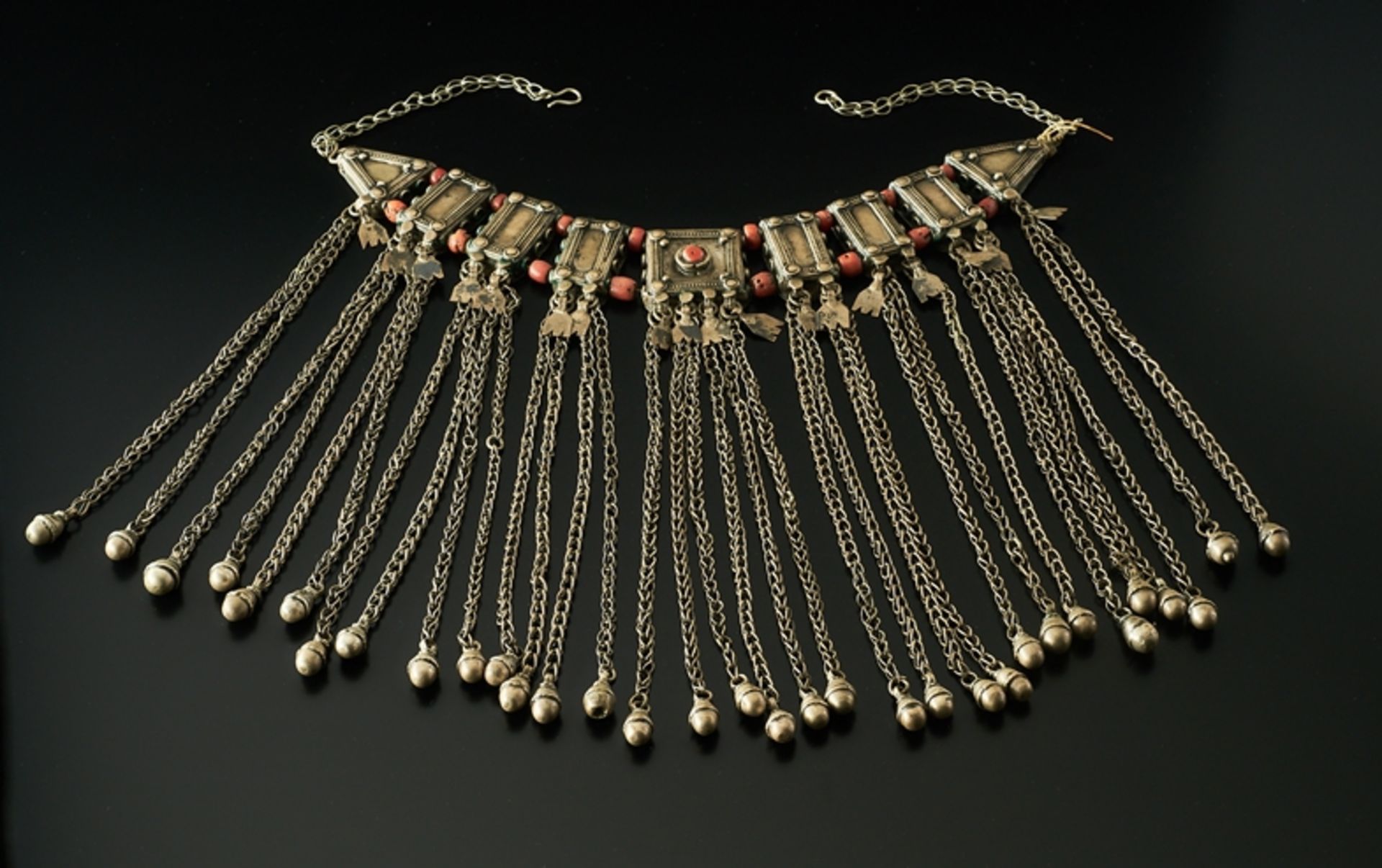 Labbeh. Eindrucksvolle Halskette mit Pendeloques und Korallen. L 50 cm. Jemen