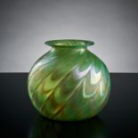 Kugelige Vase.  Grünes Glas mit gekämmtem Dekor. Wilh. Kralik, Eleonorenhain, um 1900. H 13 cm