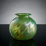 Kugelige Vase. Grünes Glas mit gekämmtem Dekor. Wilh. Kralik, Eleonorenhain, um 1900. H 13 cm