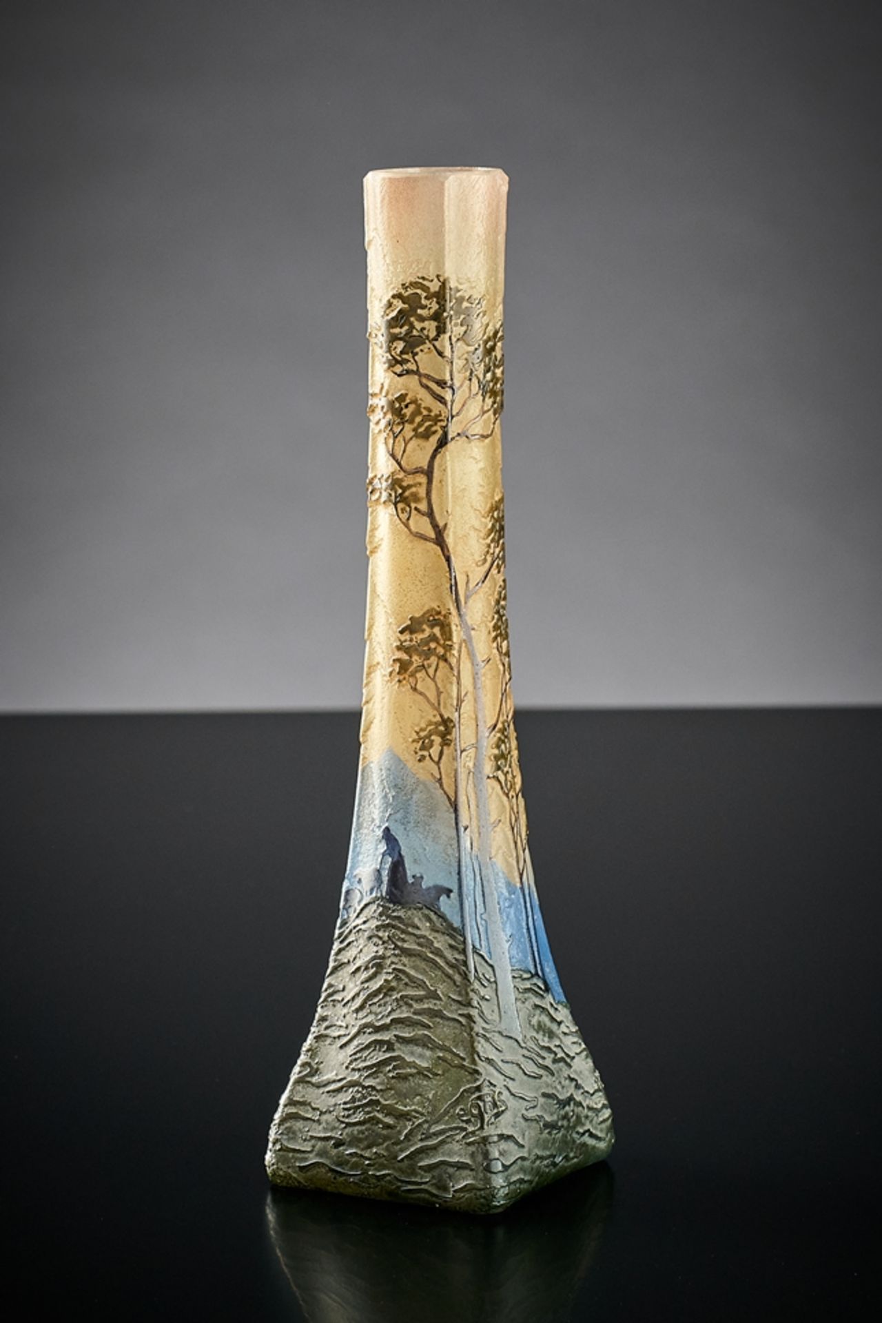 Schlanke Vase. Überfangen. Geätzter Dekor mit Hirtin und Schafen. Bez. Legras. St. Denis, um 1910. 