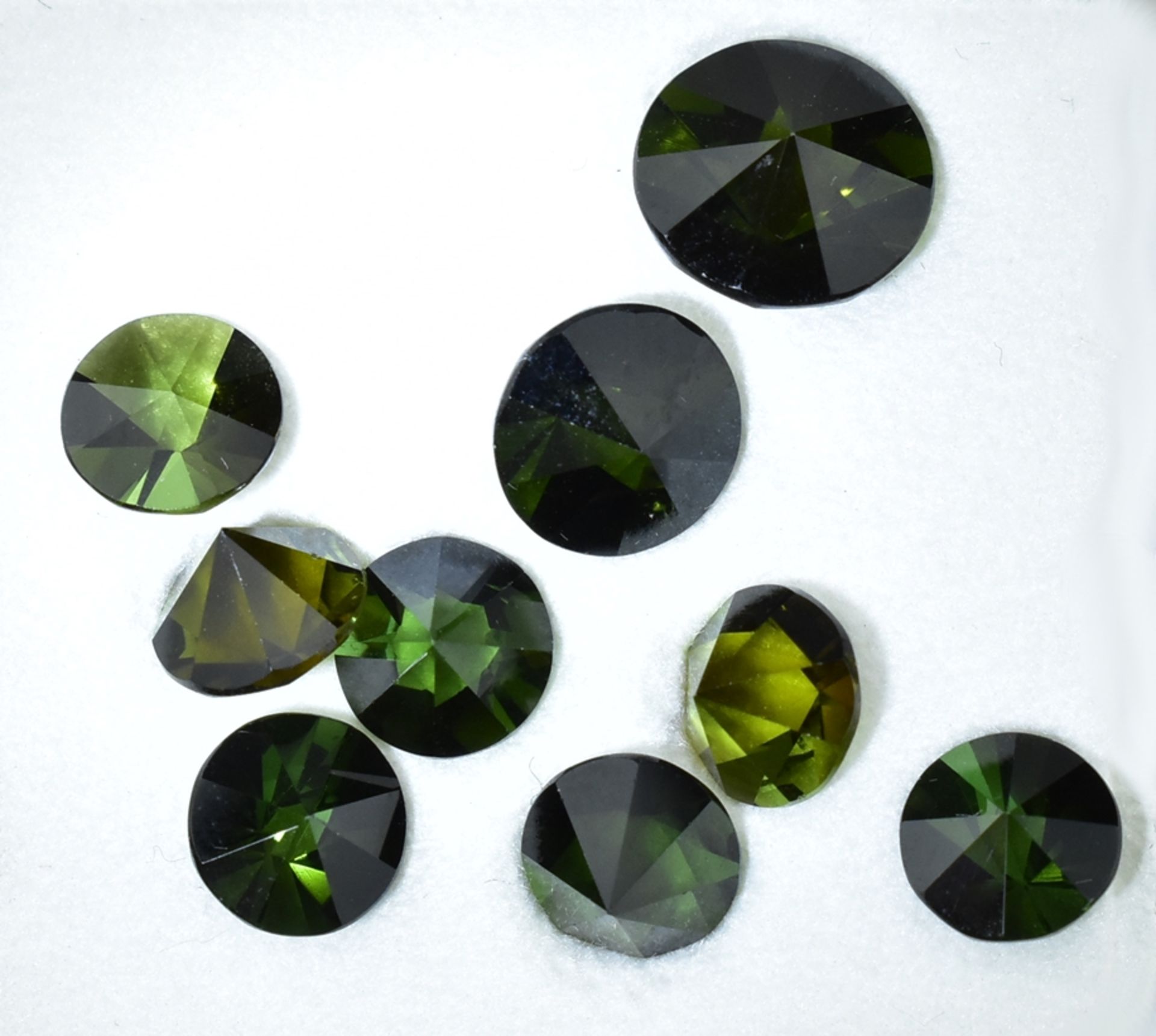 Neun grüne Turmaline.  Rund facettiert. 9 ct.