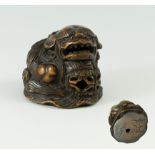 Shishi mit Ball. Buchsbaum, sign. Min-koku. 19. Jh. H 3,5 cm. Ehem. Ostasiatica Horstmann, München 