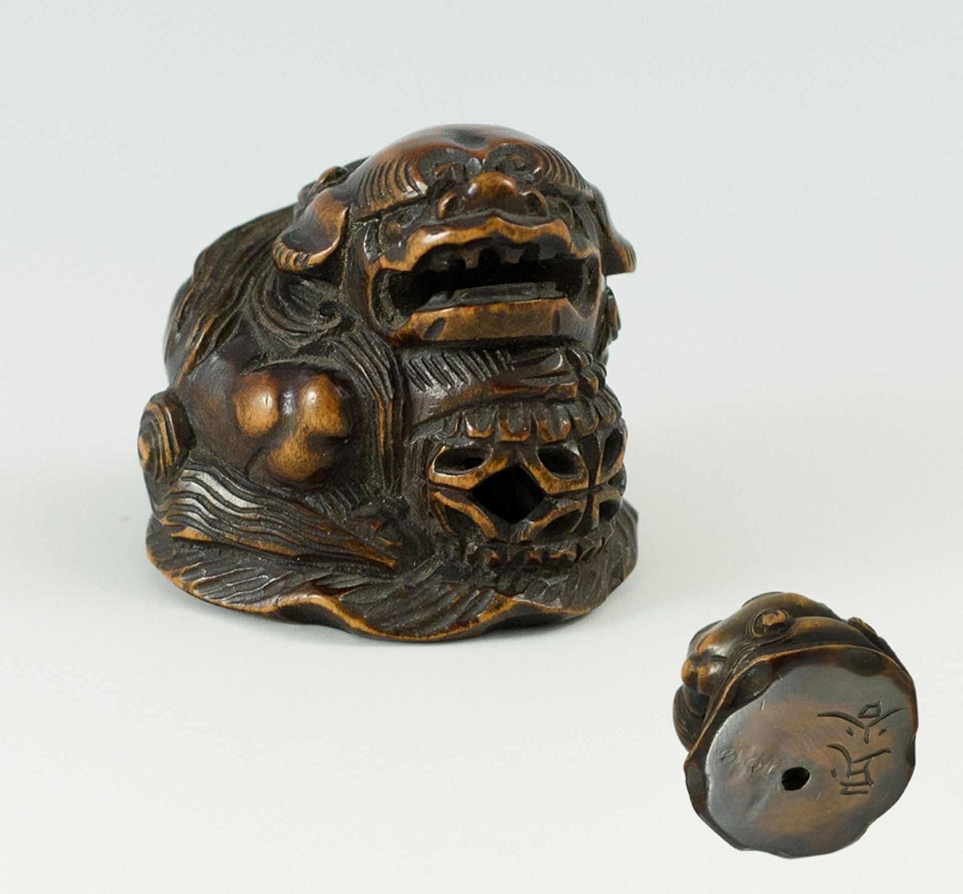 Shishi mit Ball. Buchsbaum, sign. Min-koku. 19. Jh. H 3,5 cm. Ehem. Ostasiatica Horstmann, München