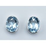 Paar Topas-Ohrstecker.  Facettierte, blaue Topase. 3,10 ct. 14 ct. WG