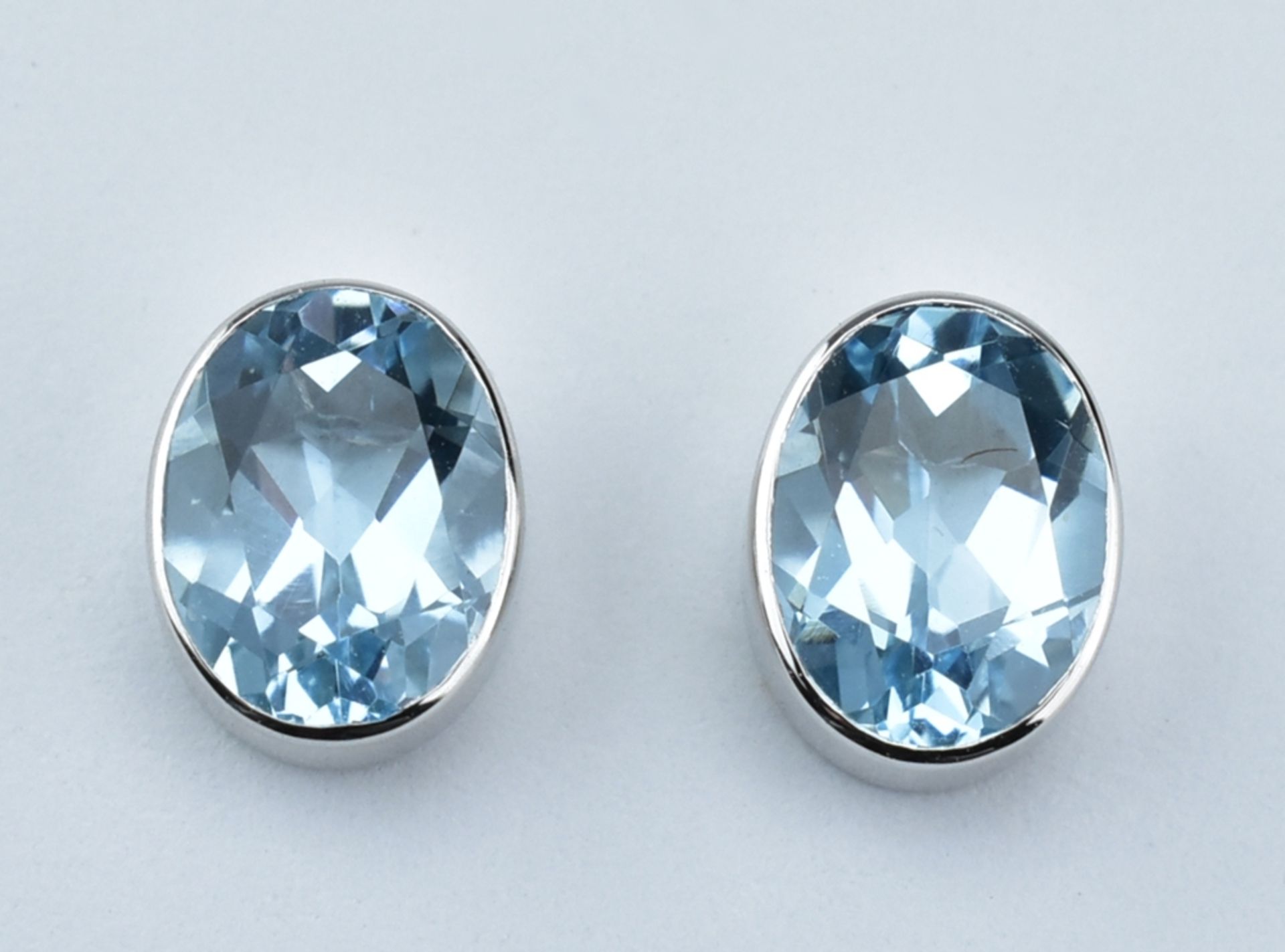 Paar Topas-Ohrstecker.  Facettierte, blaue Topase. 3,10 ct. 14 ct. WG