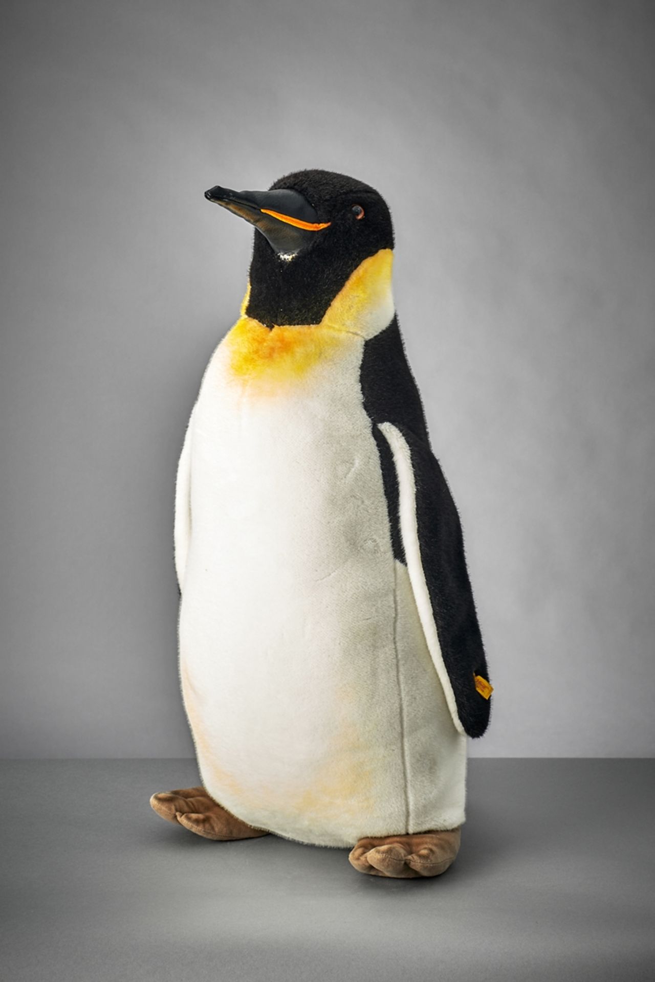 Lebensgroßer Kaiserpinguin.  Steiff. H 72 cm