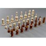 Biedermeier-Schachspiel. Gedrechselt und geschnitten. Buchsbaum und Bein. Um 1830. Max. Figurenhöhe