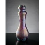 Keulenförmige Vase. Violett mit mattierter Irisierung. Eleonorenhain oder Rindskopf. Anf. 20. Jh.
