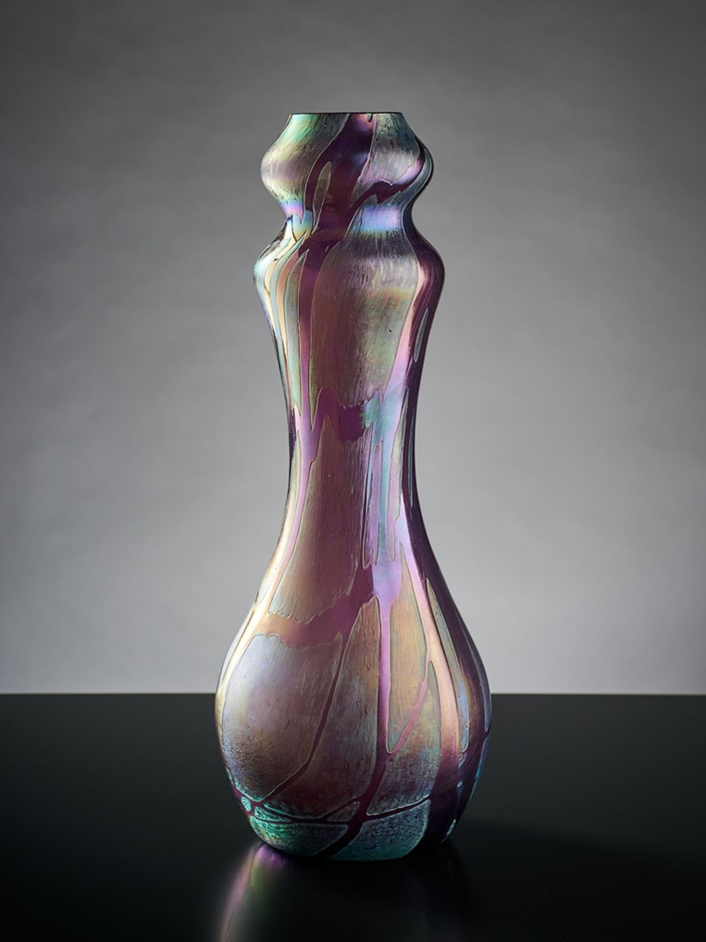 Keulenförmige Vase.  Violett mit mattierter Irisierung. Eleonorenhain oder Rindskopf. Anf. 20. Jh. 