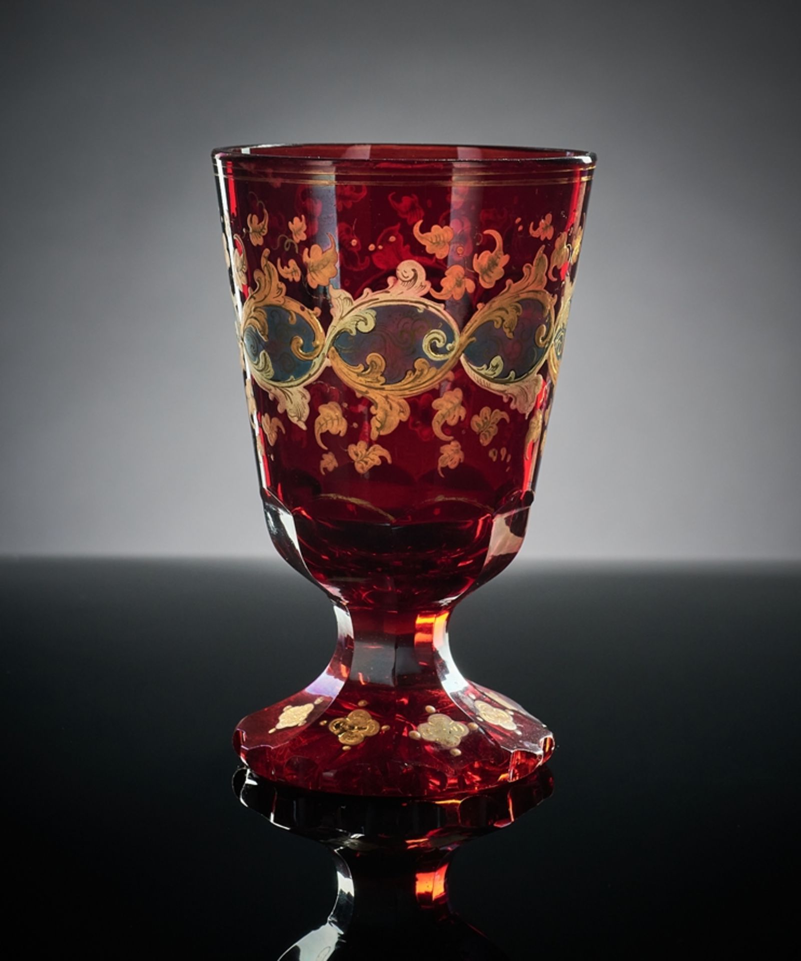 Kelchglas. Rubiniert. Bemalung mit Ranken und Blattwerk. Böhmen, um 1850. H 14 cm