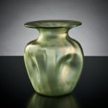 Vase.  Vierfach gedrückter Korpus mit ausgestelltem Hals. Leicht grünliches, irisierendes Glas. Loe