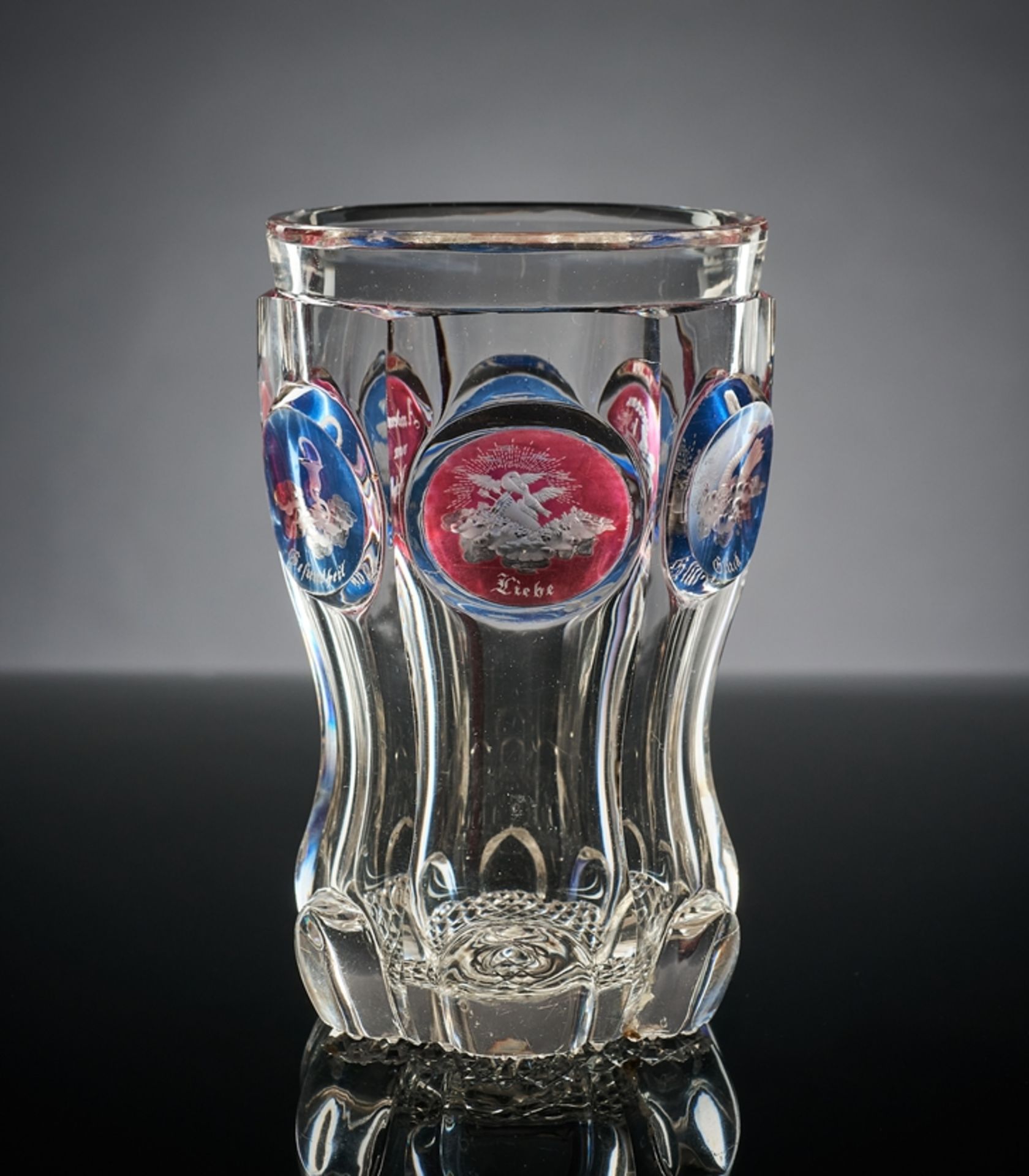 Souvenirglas.  'Andenken an Ischl'. Farbloses, geschliffenes Glas mit sechs blau und rosa lasierten - Bild 2 aus 2