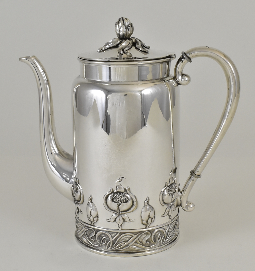 Jugendstil-Kaffeekanne. Zylindrischer Korpus. Umlaufendes Relief mit Granatapfel. Scharnierdeckel m