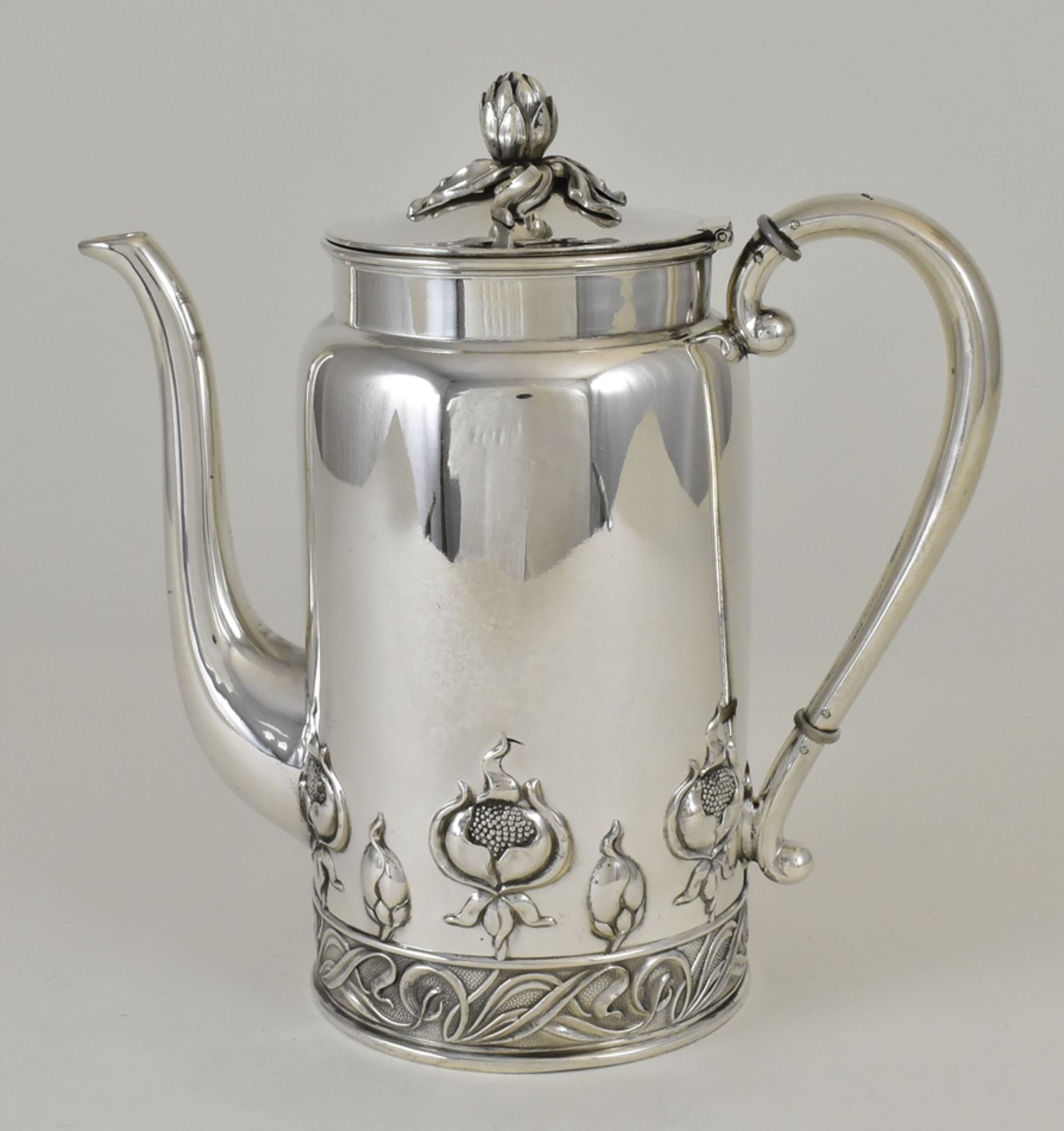 Jugendstil-Kaffeekanne. Zylindrischer Korpus. Umlaufendes Relief mit Granatapfel. Scharnierdeckel m