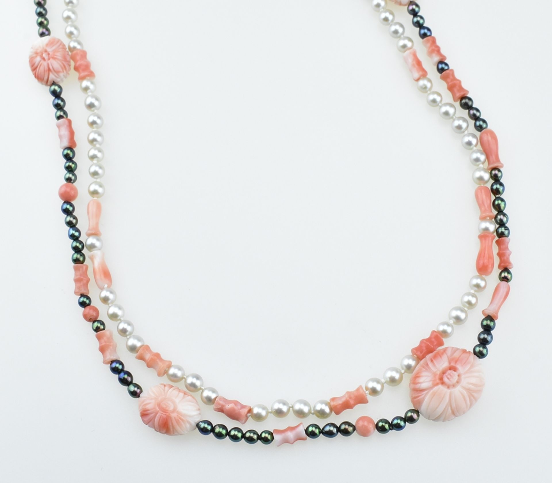 Zwei zarte Korall-/Perlketten. Schwarze und weiße Perlen, geschnittene Korallen. Schließe 18 ct. GG - Image 2 of 2